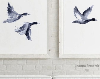 Set di 2 stampe da parete con anatra blu navy e uccelli in volo per un'atmosfera domestica tranquilla. Elegante opera d'arte con animali selvatici per il soggiorno o come regalo per gli amanti degli uccelli.