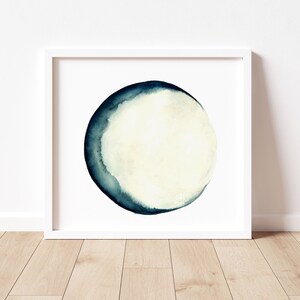 K&ouml;nnte beinhalten: Ein Aquarellbild eines Halbmondes in Blaut&ouml;nen und Wei&szlig;.