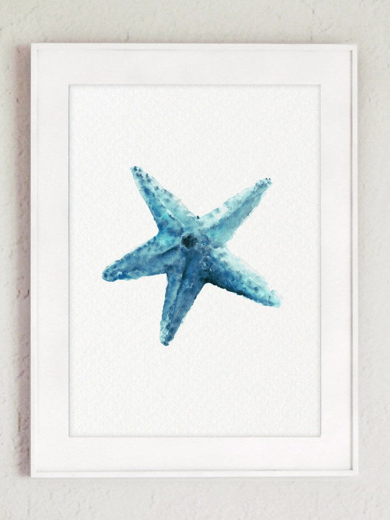 Puede incluir: Una pintura de acuarela de una estrella de mar azul sobre un fondo blanco. La estrella de mar est&aacute; en el centro de la imagen y est&aacute; mirando al espectador. La pintura est&aacute; enmarcada en un marco blanco.
