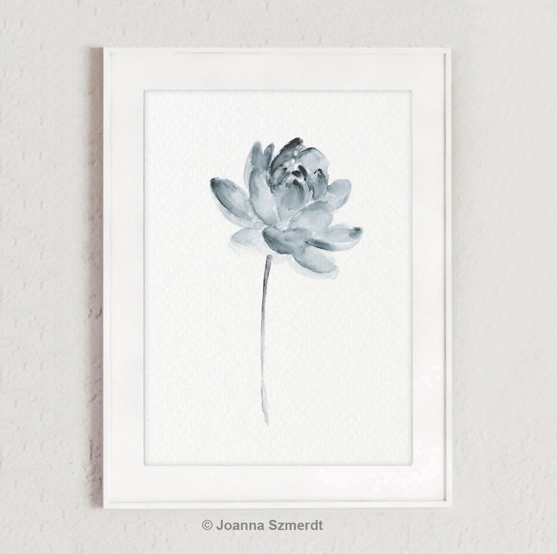 K&ouml;nnte beinhalten: Ein gerahmtes Aquarellbild einer einzelnen blauen Blume mit einem d&uuml;nnen Stiel. Die Blume befindet sich in der Mitte des wei&szlig;en Passepartouts und der Hintergrund ist wei&szlig;.