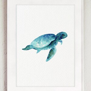 Puede incluir: Una pintura de acuarela de una tortuga marina azul nadando en el oc&eacute;ano. La tortuga est&aacute; pintada en tonos de azul y verde, con un vientre blanco. El fondo es de color azul claro, que representa el agua.