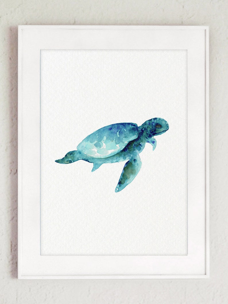 Puede incluir: Una pintura de acuarela de una tortuga marina azul nadando en el oc&eacute;ano. La tortuga est&aacute; pintada en tonos de azul y verde, con un vientre blanco. El fondo es de color azul claro, que representa el agua.