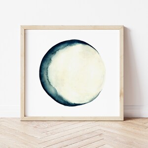 K&ouml;nnte beinhalten: Ein gerahmtes Aquarellbild eines gro&szlig;en, abstrakten Kreises mit einem dunkelblauen und hellblauen Farbverlauf. Der Kreis ist auf einem wei&szlig;en Hintergrund zentriert.