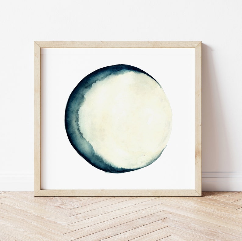 K&ouml;nnte beinhalten: Ein gerahmtes Aquarellbild eines gro&szlig;en, abstrakten Kreises mit einem dunkelblauen und hellblauen Farbverlauf. Der Kreis ist auf einem wei&szlig;en Hintergrund zentriert.