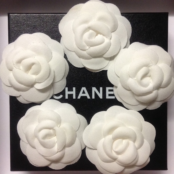 1x NWT, Authentic large Chanel fabric Camellias for hat or as brooch, in light cream tone