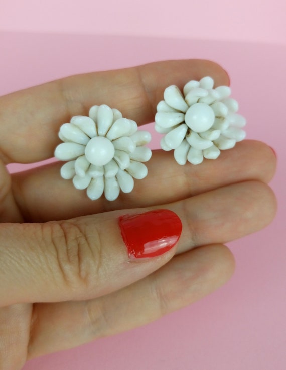 1950s/60s Vintage white glass earrings screw on f… - image 2