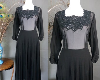 Peut inclure: Une robe noire transparente avec un col en dentelle et une jupe plissée.