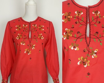 Blouse paysanne bohème hippie brodée à la main vintage des années 70, taille L