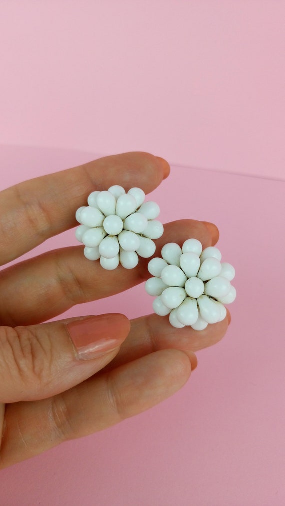1950s/60s Vintage white glass earrings screw on fl
