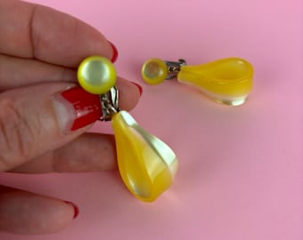 Vintage 50s yellow translucent lucite pendant earrings made in Japan