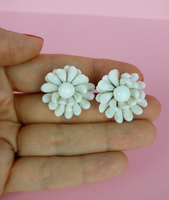 1950s/60s Vintage white glass earrings screw on f… - image 3