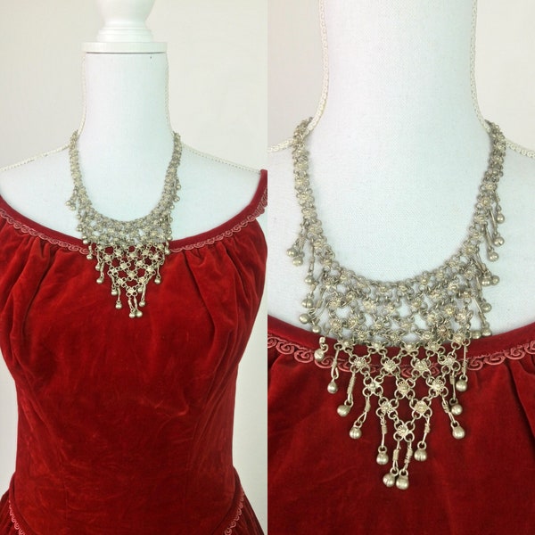 Collana bavaglino vintage in argento con ciondolo egiziano anni '60