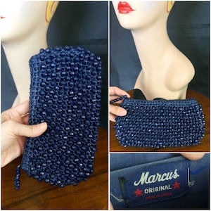 Cartera de mano vintage de los años 50 en azul medianoche de rafia tejida y cuentas de Marcus Original/Hecho en Japón