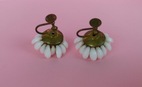 1950s/60s Vintage white glass earrings screw on f… - image 5