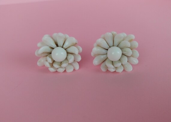 1950s/60s Vintage white glass earrings screw on f… - image 4