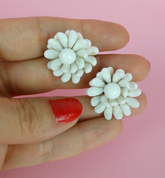 1950s/60s Vintage white glass earrings screw on f… - image 1