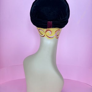 Vintage 30s French black and burgundy velvet turban/halo style hat immagine 6