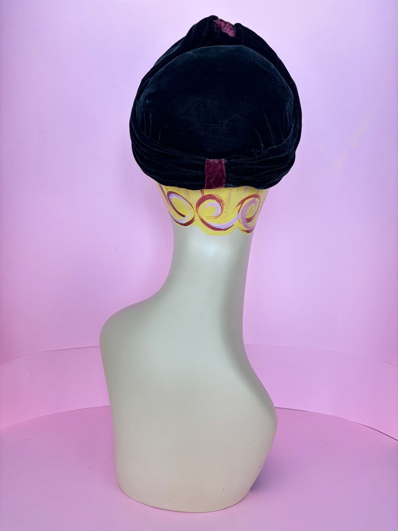 Vintage 30s French black and burgundy velvet turban/halo style hat immagine 6