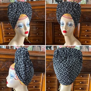 Puede incluir: Un turbante de estilo de envoltura para la cabeza con estampado en blanco y negro. La envoltura está hecha de una tela suave y elástica y tiene un diseño geométrico.