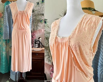 Vintage 40s peachy pink and beige lace rayon night gown/size M/L