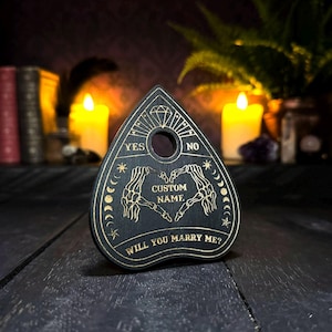 Proposition personnalisée de planche à ouija en bois massif - Un cadeau gothique unique