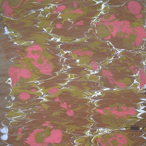 Marmerpapier 2021-49 voor boekbind- of plakboekprojecten, op 50 x 70 cm bruin kleipapier 130g/m²