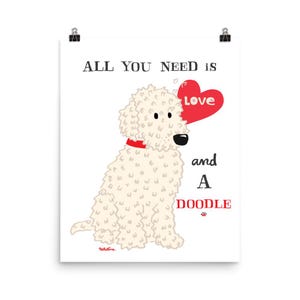 Stampa artistica di un doodle bianco - Tutto ciò di cui hai bisogno è amore e uno scarabocchio - Mix di barboncino color crema - Poster artistico di un cane felice