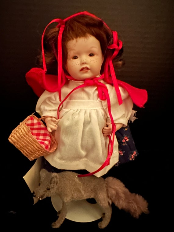 Caperucita Roja con muneco lobo