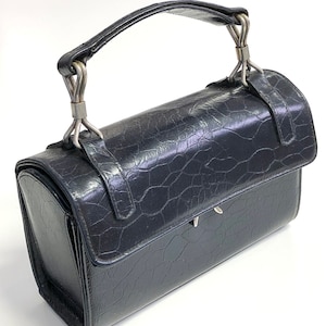 vintage Saks Fifth Allee mitternachtsschwarze geprägte Vinyl Mini Tasche 60er Jahre