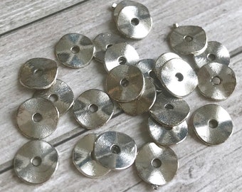 20+ pcs Silver Spacer Beads, Metal Flat Flat Round, Disk Spacer Beads 10 mm, disques métalliques, perles tribales