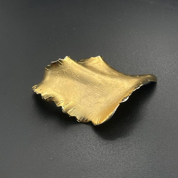 Vintage Giovanni signed Gold Leaf-Shaped Women\'s Brooch Pin Vintage Large Gold Giovanni Demi Parue Leaf Brooch Pin and  main image 2