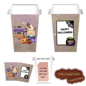 Könnte beinhalten: Halloween-Kaffeebecher-Design mit dem Text "Even Witches Need Coffee" und "Happy Halloween". Das Design umfasst Kürbisse, einen Kessel und ein Spinnennetz. Das Bild zeigt auch eine Kaffee-Taschenkarte.