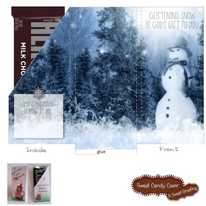 Könnte beinhalten: Eine gefaltete Schokoladenriegel-Hülle mit einer Winterlandschaft, die einen Schneemann und schneebedeckte Bäume zeigt. Die Hülle enthält den Text "GLISTENING SNOW IS GOD'S GIFT TO YOU" und "THIS CANDY BAR IS MINE TO YOU". Ein Hershey's Milk Chocolate Riegel ist sichtbar.