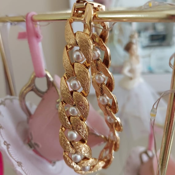 NAPIER goldtone bracelet with pearls