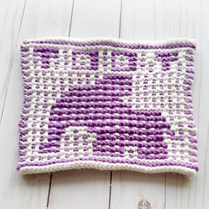 Puede incluir: Un pa&ntilde;o de cocina de punto morado y blanco con un patr&oacute;n geom&eacute;trico.