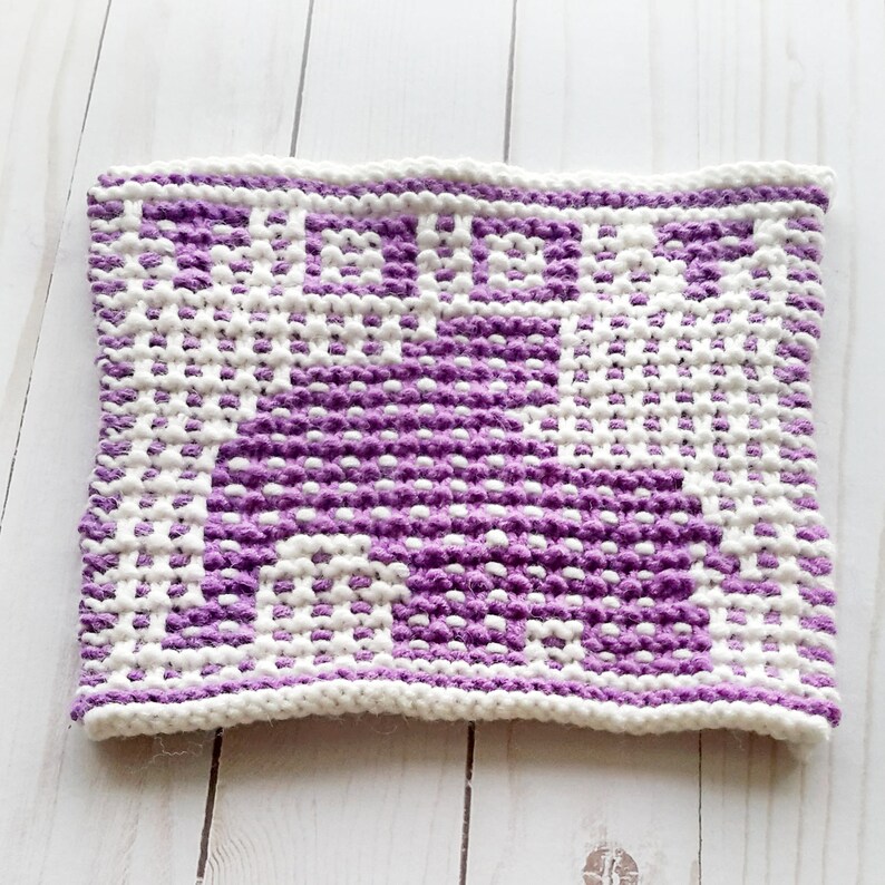 Puede incluir: Un pa&ntilde;o de cocina de punto morado y blanco con un patr&oacute;n geom&eacute;trico.