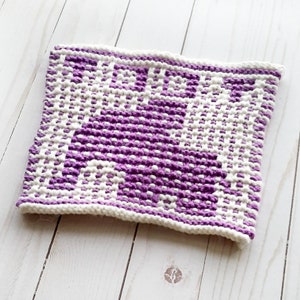 Puede incluir: Un pa&ntilde;o de cocina de punto morado y blanco con un patr&oacute;n geom&eacute;trico.