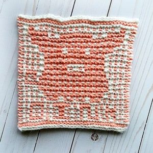 K&ouml;nnte beinhalten: Ein gestrickter Geschirrtuch mit einem geometrischen Muster in Rosa und Wei&szlig;. Das Geschirrtuch ist aus weichem, saugf&auml;higem Baumwollgarn gefertigt.