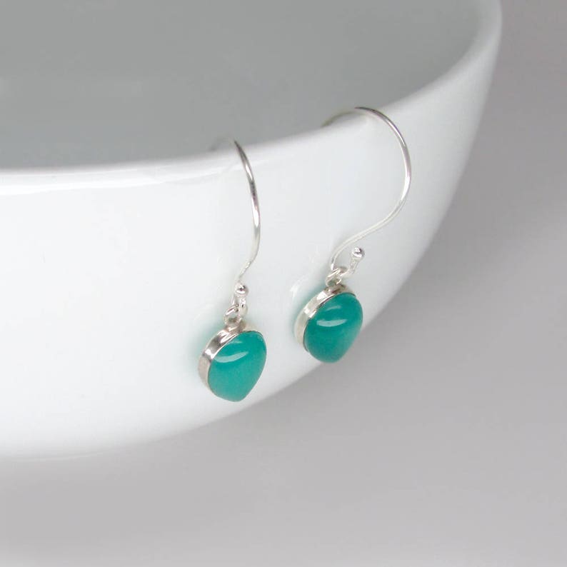 silver onyx earrngs petite teardrop earrings cabachon green onyx earrings green onyx earrings bezel set onyx earrings onxy earrings