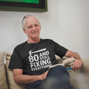 Grappig T-shirt voor een klusjesman die 80 wordt | Doe-het-zelf cadeau voor papa