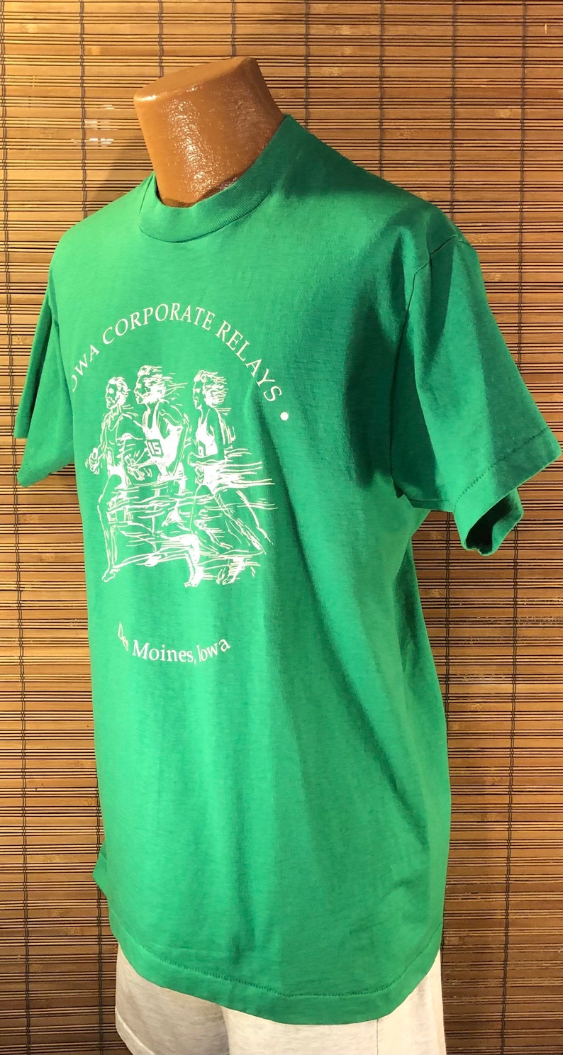 Des Moines Vintage XL Iowa Commemorative Collectible Souvenir T-Shirt Iowa Corporate Relays Fun running graphics Green Screen Stars Bes