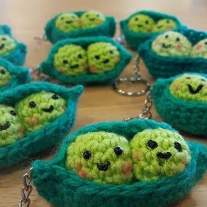 Peas in the pod crochet keyring