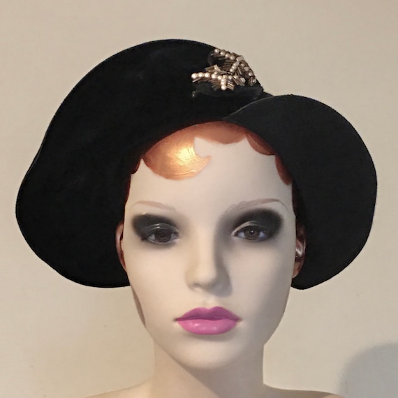 Brimmed cloche, Modernist hat, 1920s 1930s, pin-ba