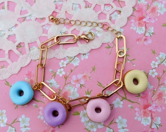 Bracelet longues mailles dorées donuts pastel bijoux gourmands