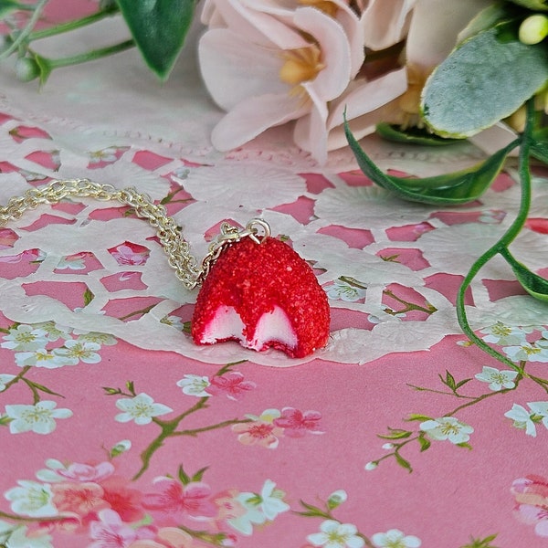 Collier gourmand bonbon à la fraise croqué