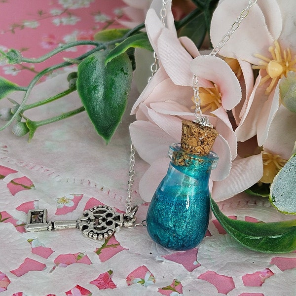 Collier fiole bleue et petite clé