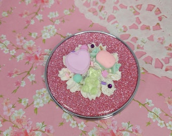 Miroir de poche gourmand tons pastels et paillettes