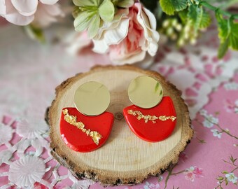 Boucles d'oreilles forme géométrique pate fimo rouge et dorée