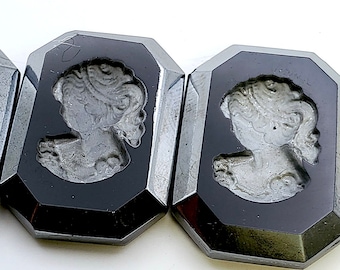 2 vintage glazen cabochons/cameeën met frontgravure, zwart met hematiet afwerking, 25 mm x 20 mm