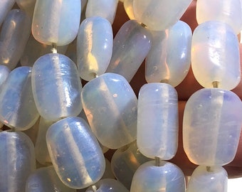 7 vintage opaline witte kussenkraal, handgemaakt Japan, lampwork Cherry Brand: KLEIN